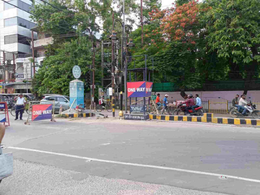 कंपनी बाग रोड पर वन वे नियमों की उड़ रही धज्जियां, ट्रैफिक पुलिस की अनदेखी